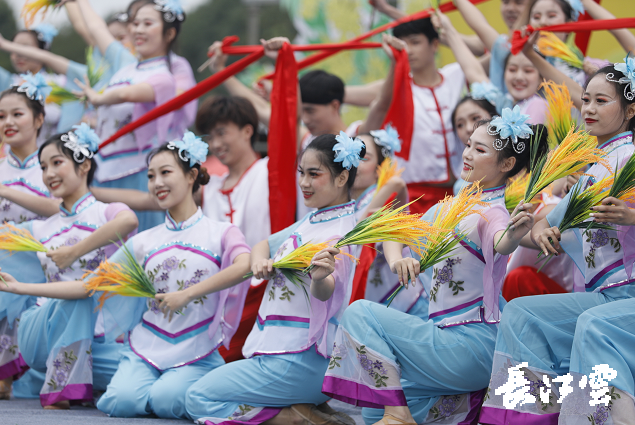 9月21日,咸寧市咸安區(qū)高橋蘿卜小鎮(zhèn)百畝草地上舉行了“慶豐收·迎小康”第三屆中國(guó)農(nóng)民豐收節(jié)湖北分會(huì)場(chǎng)咸寧主會(huì)場(chǎng)慶?;顒?dòng),全市各界農(nóng)民代表相聚白水畈的美麗田野,分享豐收的喜悅,慶祝屬于自己的節(jié)日。 開(kāi)幕式上舉行了精彩的文藝演出,演出在舞蹈《慶豐收》中拉開(kāi)序幕,歌舞《錦繡小康》呈現(xiàn)出咸寧各地欣欣向榮、脫貧致富奔小康的幸福場(chǎng)景。網(wǎng)紅歌曲《你莫走》、舞蹈《慶豐收》、歌舞《一起幸?!?,一個(gè)個(gè)精彩的節(jié)目輪番上演,博得現(xiàn)場(chǎng)觀眾陣陣掌聲。 開(kāi)幕活動(dòng)現(xiàn)場(chǎng)還舉行了頒獎(jiǎng)儀式,第二屆“美麗中國(guó)、鄉(xiāng)村振興”全國(guó)農(nóng)民詩(shī)歌邀請(qǐng)賽獲獎(jiǎng)組織和個(gè)人,全市農(nóng)村人居環(huán)境整治示范村,省級(jí)農(nóng)業(yè)產(chǎn)業(yè)化工作先進(jìn)集體和先進(jìn)個(gè)人上臺(tái)領(lǐng)獎(jiǎng)。現(xiàn)場(chǎng)還舉行了鄂南民俗展演、農(nóng)民趣味運(yùn)動(dòng)會(huì)、扶貧農(nóng)產(chǎn)品以及咸寧特色農(nóng)產(chǎn)品展銷(xiāo)等豐富多彩的活動(dòng)。火爆的人氣,讓在場(chǎng)的展銷(xiāo)商賺得是盆滿缽滿。 咸寧市咸安區(qū)鑫達(dá)種養(yǎng)專業(yè)合作社理事長(zhǎng)萬(wàn)永輝:今年家里的香菇都豐收了,一上午我就賣(mài)出了一萬(wàn)多元,我們合作社采取的是“合作社+農(nóng)戶”的模式,也帶領(lǐng)了20多戶貧困戶脫貧了。 咸寧市致遠(yuǎn)種植專業(yè)合作社理事長(zhǎng) 吳海兵:我們今年是真真正正地豐收了,我們生姜的價(jià)格足足翻了三倍,跟著我們一起的貧困戶也平均增收了3000元左右。 而這一系列的活動(dòng),都是在蘿卜小鎮(zhèn)的草地上進(jìn)行的,草地作舞臺(tái)、草地搞展示、草地上比賽等等,這數(shù)百畝草地,此時(shí)此刻成為了咸寧農(nóng)民們慶祝豐收的歡樂(lè)場(chǎng)。 咸寧市咸安區(qū)高橋鎮(zhèn)黨委書(shū)記王順榮:今年的湖北分會(huì)場(chǎng)在我們高橋蘿卜小鎮(zhèn)舉辦,我感到很榮幸,我們從一顆蘿卜做起,以白水畈蘿卜為核心品牌,打造白水畈"我家菜園"蔬菜基地及旅游觀光體驗(yàn)中心,發(fā)展綠色農(nóng)業(yè)、生態(tài)旅游,增加產(chǎn)業(yè)開(kāi)發(fā)的綜合效益,創(chuàng)建蘿卜特色小鎮(zhèn),走出了一條農(nóng)業(yè)、旅游相結(jié)合的新路,推動(dòng)高橋鎮(zhèn)一二三產(chǎn)業(yè)融合發(fā)展。 鄉(xiāng)親們說(shuō),這在以前是想都不敢想的,高橋鎮(zhèn)蝸居山里,太偏遠(yuǎn)又沒(méi)有資源優(yōu)勢(shì),想發(fā)展太難。而現(xiàn)在這一切的悄然改變,得益于2017年10月13日,咸安區(qū)政府與鄂旅投公司正式簽署的《131軍旅小鎮(zhèn)+白水畈田園綜合體旅游開(kāi)發(fā)投資合作協(xié)議》,鄂旅投公司將投資30億元,在高橋鎮(zhèn)打造131軍旅小鎮(zhèn)和白水畈田園綜合體旅游開(kāi)發(fā)項(xiàng)目。項(xiàng)目共分為131軍旅小鎮(zhèn)、白水畈美麗鄉(xiāng)村、特色農(nóng)業(yè)示范、旅游綜合體四大板塊,打造旅游綜合服務(wù)區(qū)、澄水洞軍事展示區(qū)、青少年國(guó)防教育基地、鐵血軍事樂(lè)園區(qū)、戰(zhàn)狼訓(xùn)練基地、美麗村灣民俗區(qū)、四季瓜果示范區(qū)、農(nóng)耕文化展示區(qū)、特色商業(yè)街區(qū)和康養(yǎng)度假區(qū)十大功能區(qū)。 咸寧市咸安區(qū)高橋鎮(zhèn)黨委書(shū)記王順榮:我們引進(jìn)鄂旅投,打造蘿卜小鎮(zhèn),目前建設(shè)有蘿卜小鎮(zhèn)科普館、蘿卜鄉(xiāng)學(xué)院、蘿卜酒店等休閑旅游項(xiàng)目,十一馬上到了,也歡迎廣大游客前來(lái)游玩。 今年是決勝全面建成小康社會(huì)、決戰(zhàn)脫貧攻堅(jiān)之年。咸寧市本著"儉樸、祥和、歡樂(lè),農(nóng)民參與,農(nóng)民唱主角"的辦節(jié)思路,而此屆中國(guó)農(nóng)民豐收節(jié)辦節(jié)費(fèi)用也是倍減。 農(nóng)為邦本,本固邦寧。今年,面對(duì)重大疫情和特大洪澇災(zāi)害,咸寧市扎實(shí)做好“六穩(wěn)”工作、落實(shí)“六保”任務(wù),克服重重困難,推動(dòng)農(nóng)業(yè)實(shí)現(xiàn)持續(xù)平穩(wěn)發(fā)展,形成了茶葉、油茶、中藥材等12個(gè)特色農(nóng)業(yè)主導(dǎo)產(chǎn)業(yè),“全國(guó)一村一品示范村鎮(zhèn)”發(fā)展到14家,國(guó)家級(jí)、省級(jí)農(nóng)業(yè)產(chǎn)業(yè)化龍頭企業(yè)達(dá)到55家。尤其是糧食產(chǎn)量預(yù)計(jì)達(dá)118萬(wàn)噸、蔬菜產(chǎn)量預(yù)計(jì)達(dá)260萬(wàn)噸,生豬預(yù)計(jì)出欄183.52萬(wàn)頭,農(nóng)業(yè)生產(chǎn)再獲豐收,糧食安全有效保障,讓農(nóng)民的腰包更鼓、家園更美、生活更甜,為加快實(shí)施鄉(xiāng)村振興戰(zhàn)略、推動(dòng)咸寧高質(zhì)量發(fā)展提供堅(jiān)實(shí)保障。